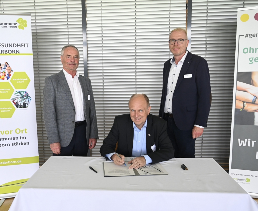 Diethelm Krause (Präsident KSB Paderborn), Christoph Rüther (Landrat Kreis Paderborn) und Karl-Julius Sänger (Leiter Kundenservice der TK in Paderborn Detmold) freuen sich über die Unterzeich-nung der Absichtserklärung. Foto: KSB Paderborn